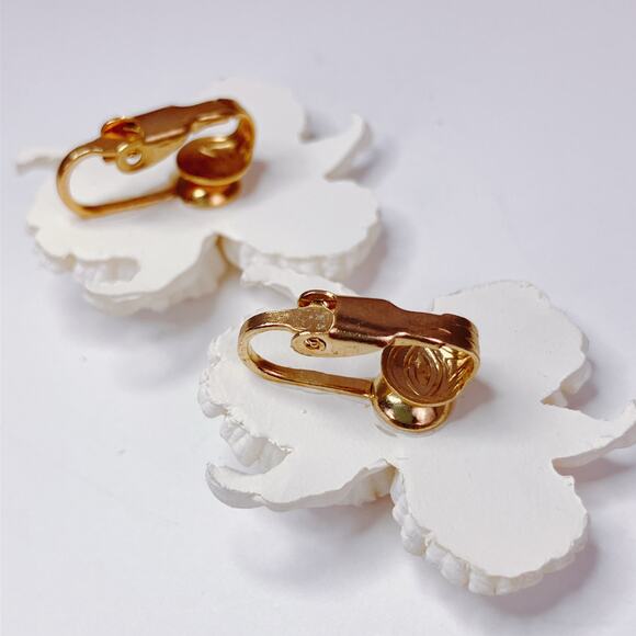Vintage White Orchid Sculpted Resin Clip On Earrings Lightweight Feminine Floral - Picture 10 of 12